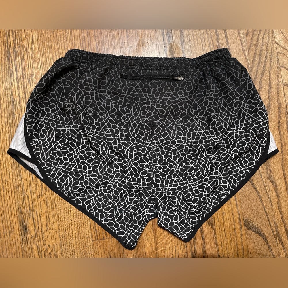 Nike dri fit active wear running shorts with back pocket - Picture 4 of 4